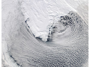 Захватывающее фото уникального облака над Гренландией
