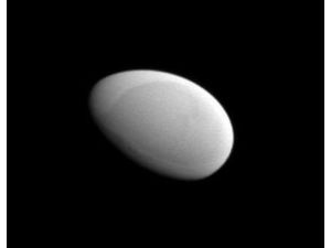 Сатурнианский зонд Cassini запечатлел гигантское космическое яйцо — Мефону Сатурнианский зонд Cassini запечатлел гигантское космическое яйцо — Мефону