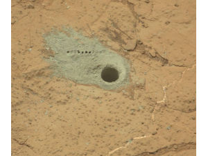 Обнаружение воды и глины заставит Curiosity задержаться у марсианского камня