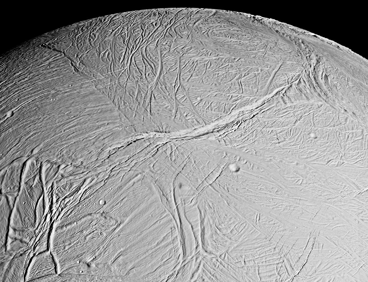 Под ледяной корой спутника Сатурна лежит «мировой» океан, выяснили ученые