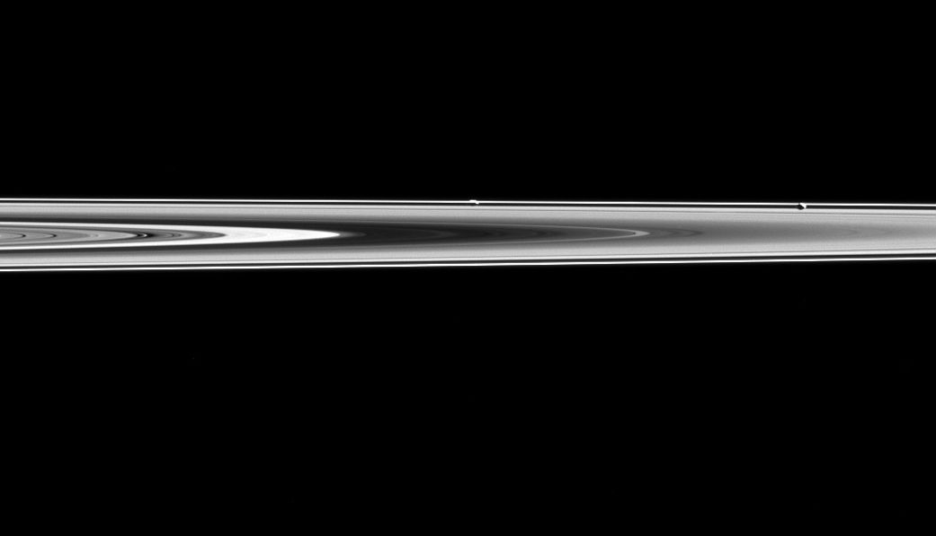 Космический зонд «Кассини» сфотографировал спутники Сатурна