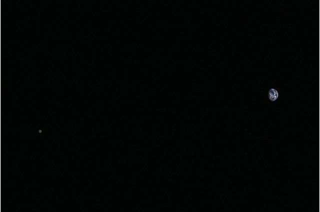 Зонд, направляющийся к астероиду, производит фотосъемку Земли