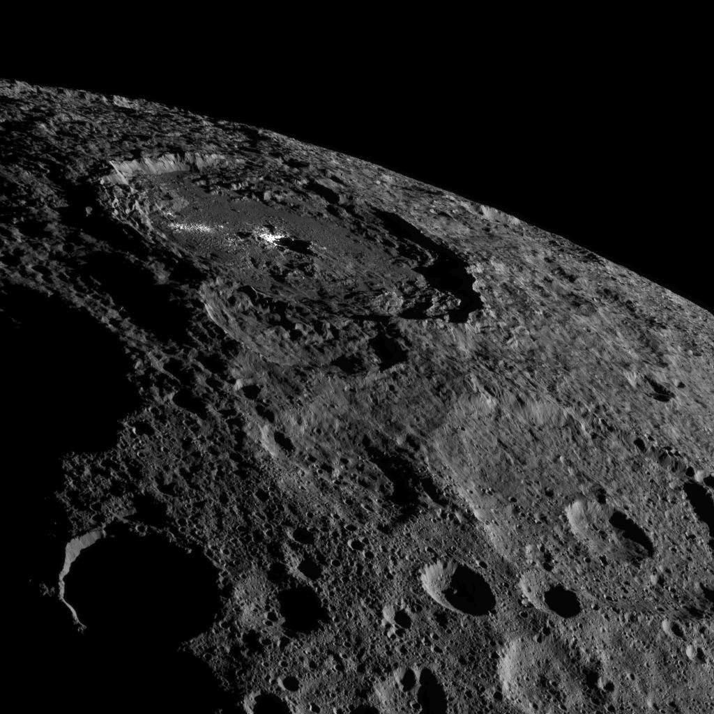Космический аппарат «Dawn» передал первые снимки Цереры с новой орбиты