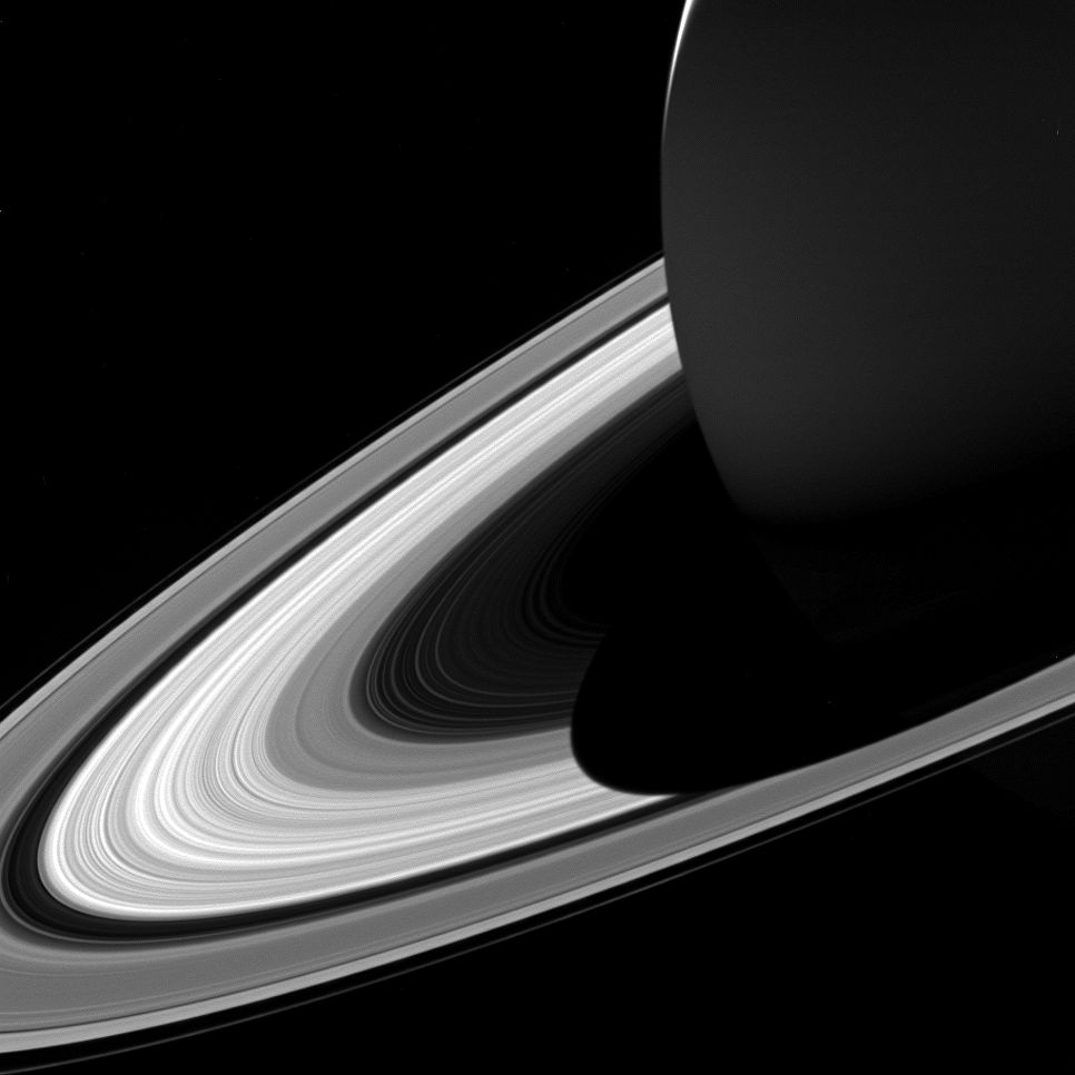 «Кассини» снял гигантскую тень Сатурна на его кольцах