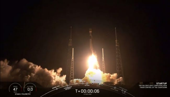 SpaceX запускает в космос 60 интернет-спутников на борту многоразовой ракеты