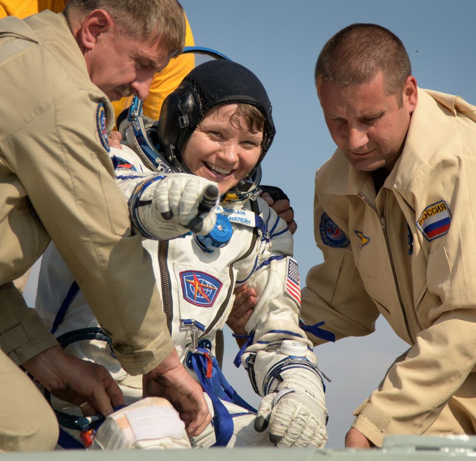 Космонавты возвращаются на Землю после 204 дней полета