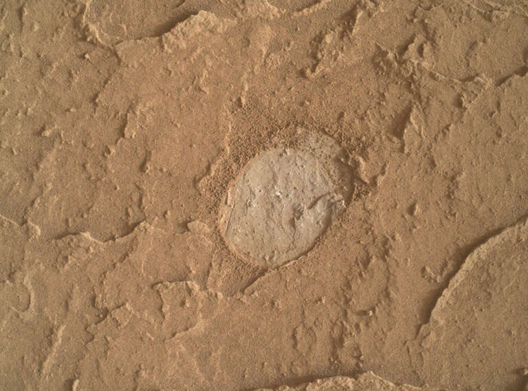 Марс, Curiosity, 3094 сол: Очистка поверхности