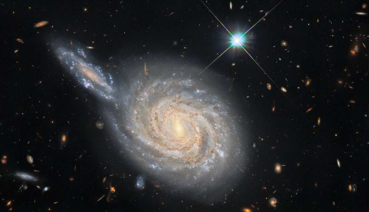 «Хаббл» рассматривает космические «стандартные свечи» в галактическом дуэте
