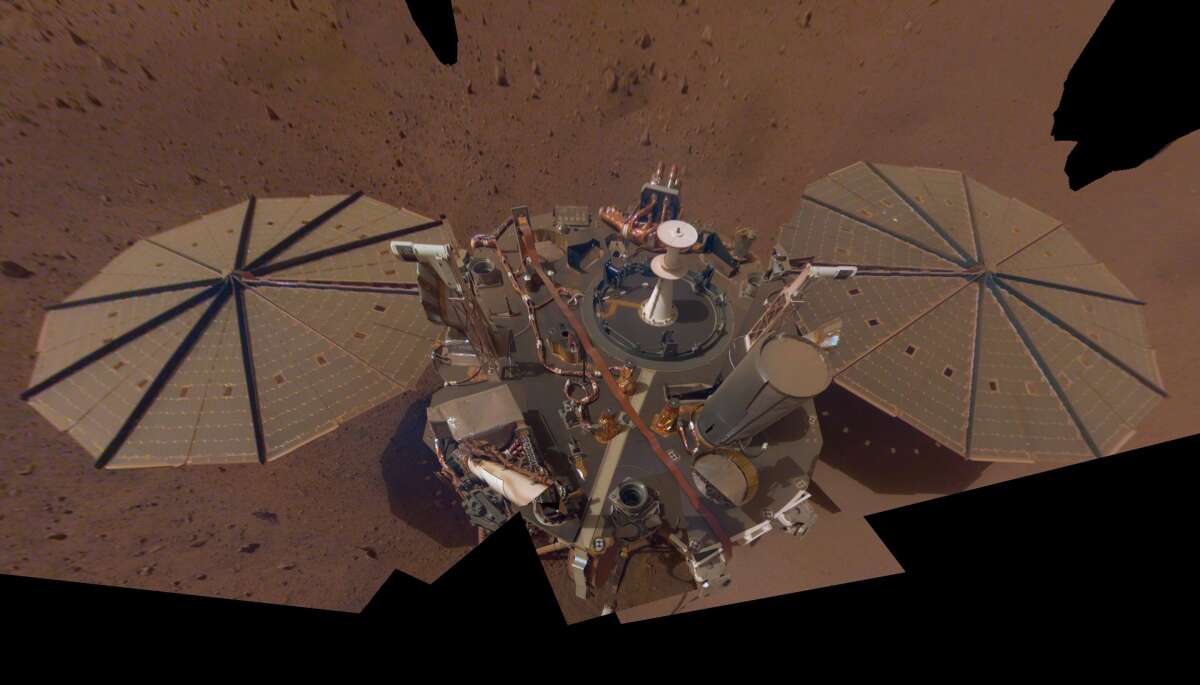Аппарат InSight НАСА переходит в безопасный режим во время региональной пылевой бури на Марсе