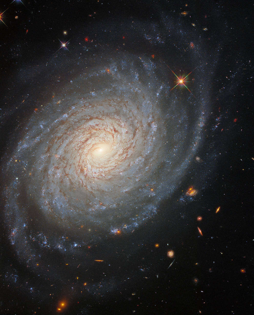 «Хаббл» наблюдает спокойную галактику с бурным прошлым
