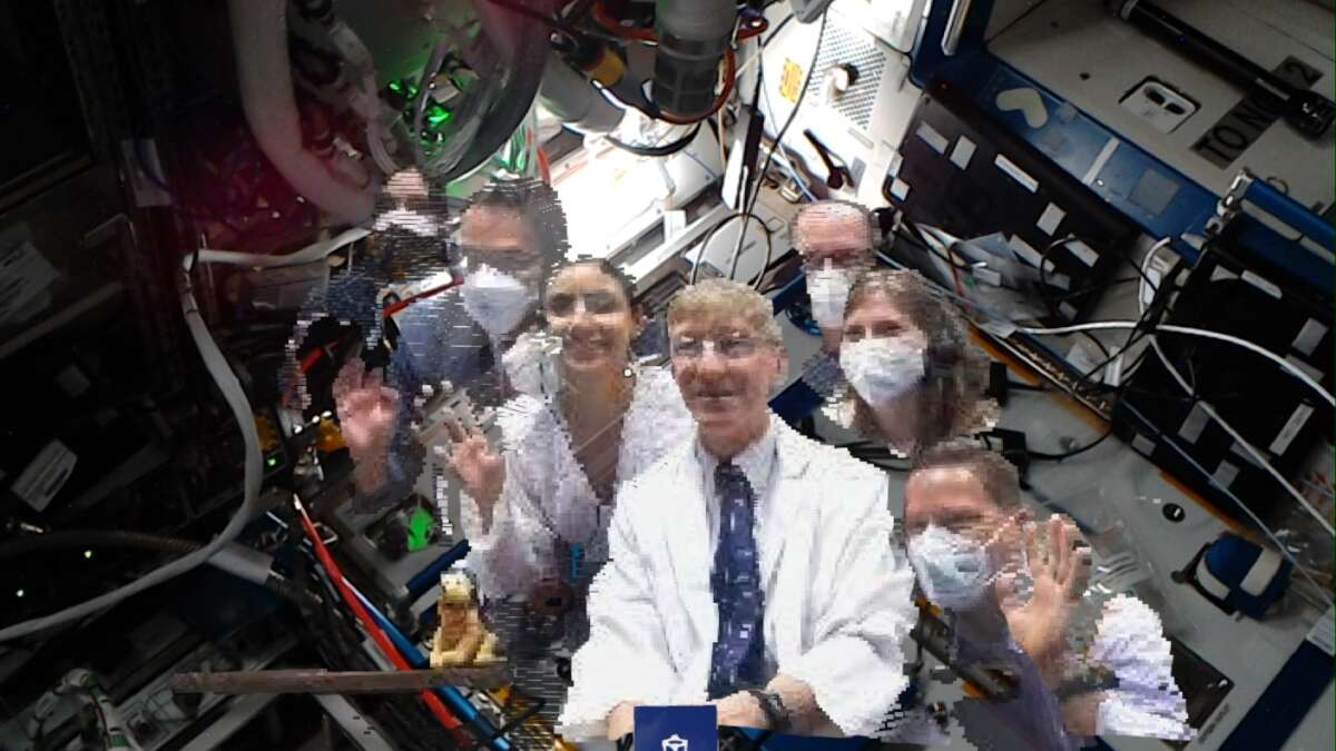 Голограммы врачей телепортируются на космическую станцию для посещения астронавтов
