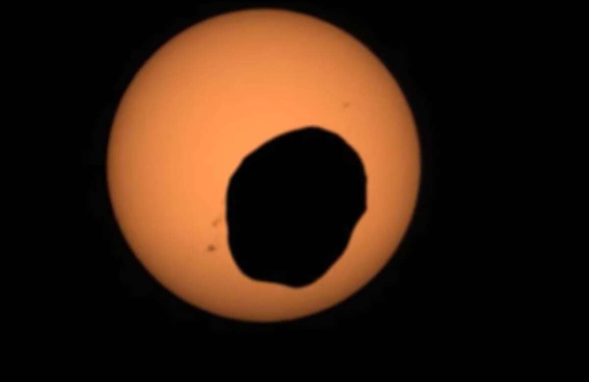 Где можно увидеть солнечное затмение 8 апреля. Затмение Марса 2021. Солнечное затмение. Солнечное затмение на Марсе. Затмение Луны.