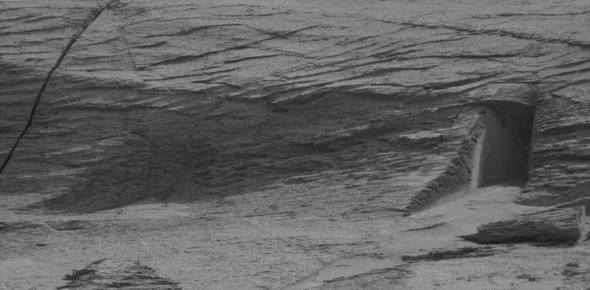 Действительно ли НАСА нашло таинственный дверной проем на Марсе?