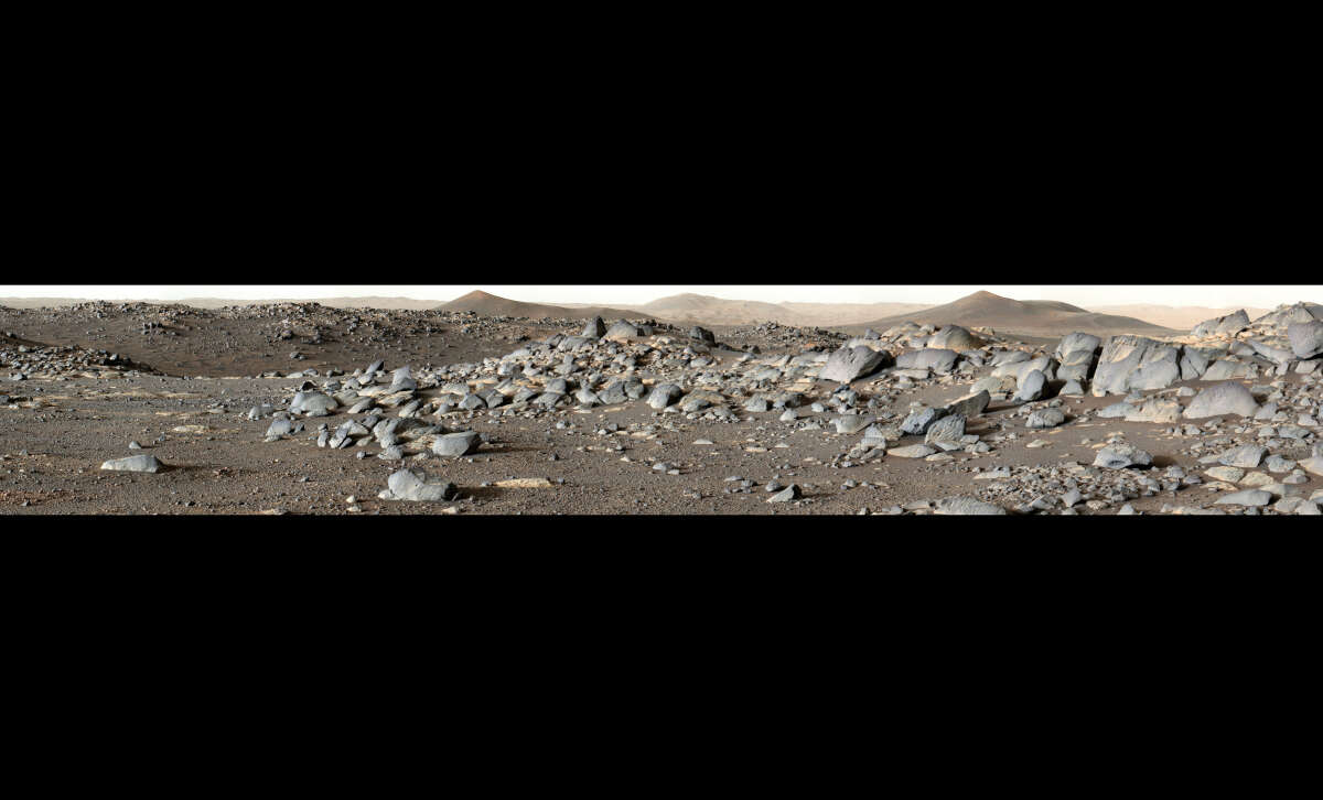 Марсоход Perseverance делает новые открытия в кратере Езеро на Марсе