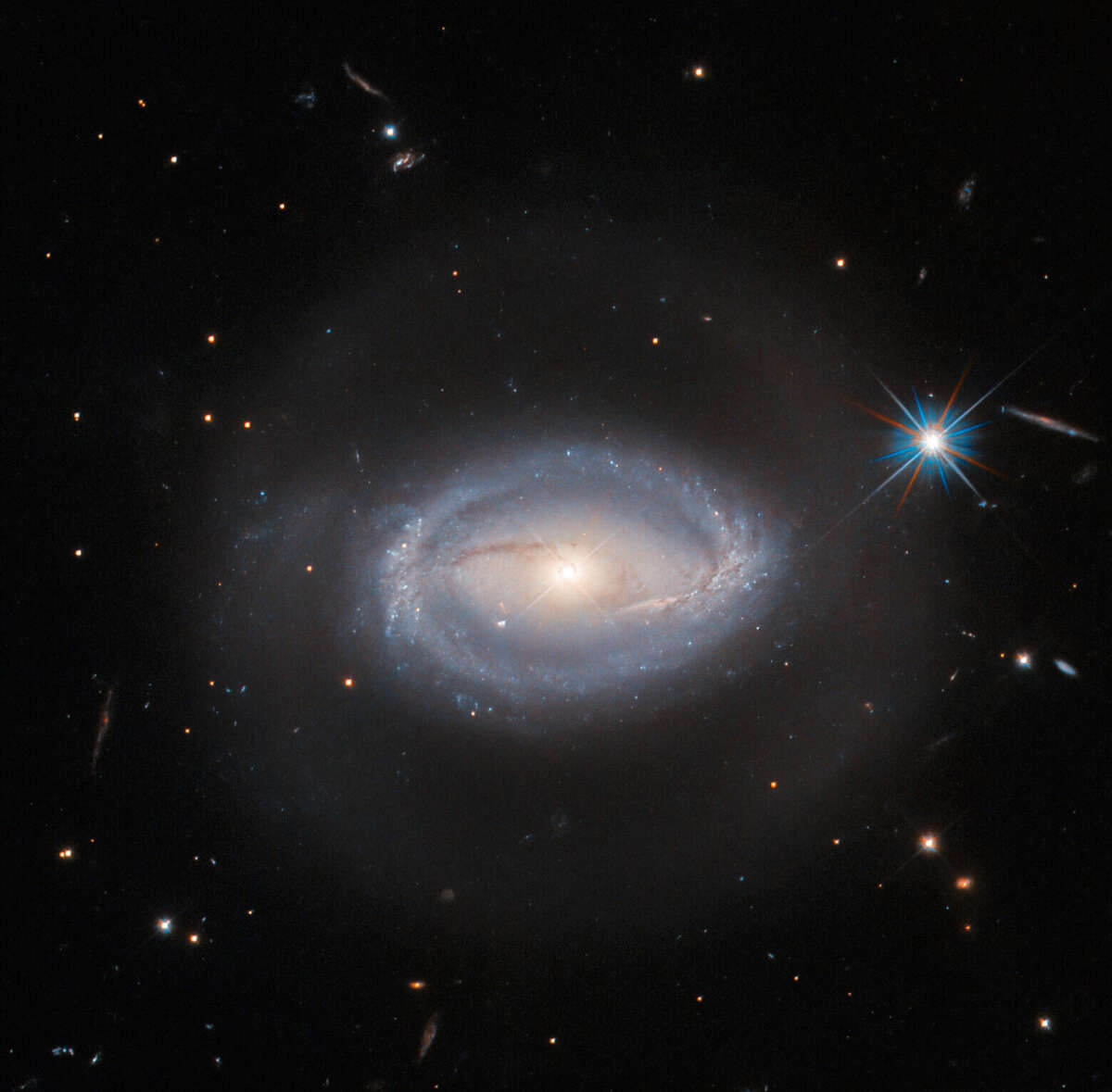 «Хаббл» рассматривает Z 229-15, необычную активную галактику
