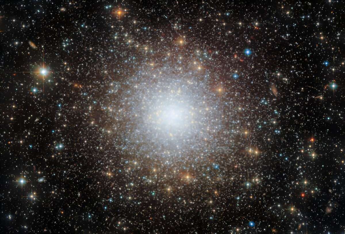 Великий телескоп "Хаббл" сфотографировал шаровое скопление NGC 2210