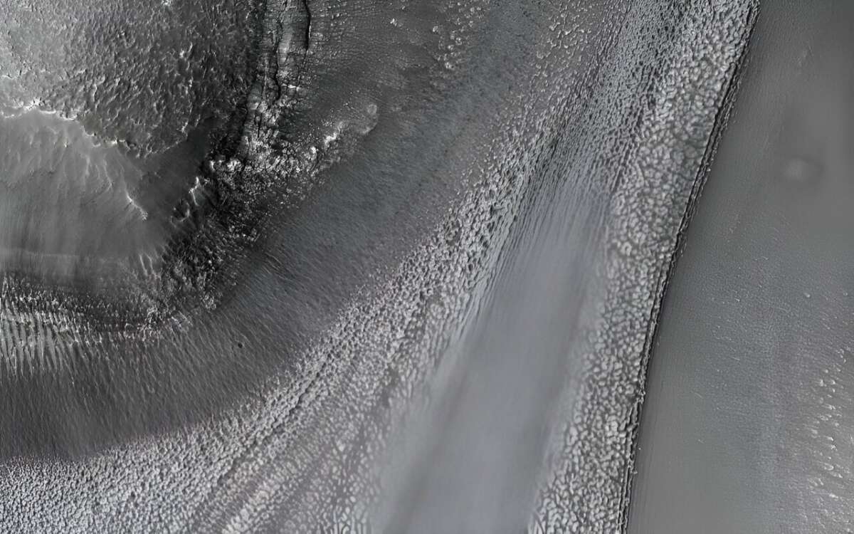 Новый снимок поверхности Марса получен от Mars Reconnaissance Orbiter
