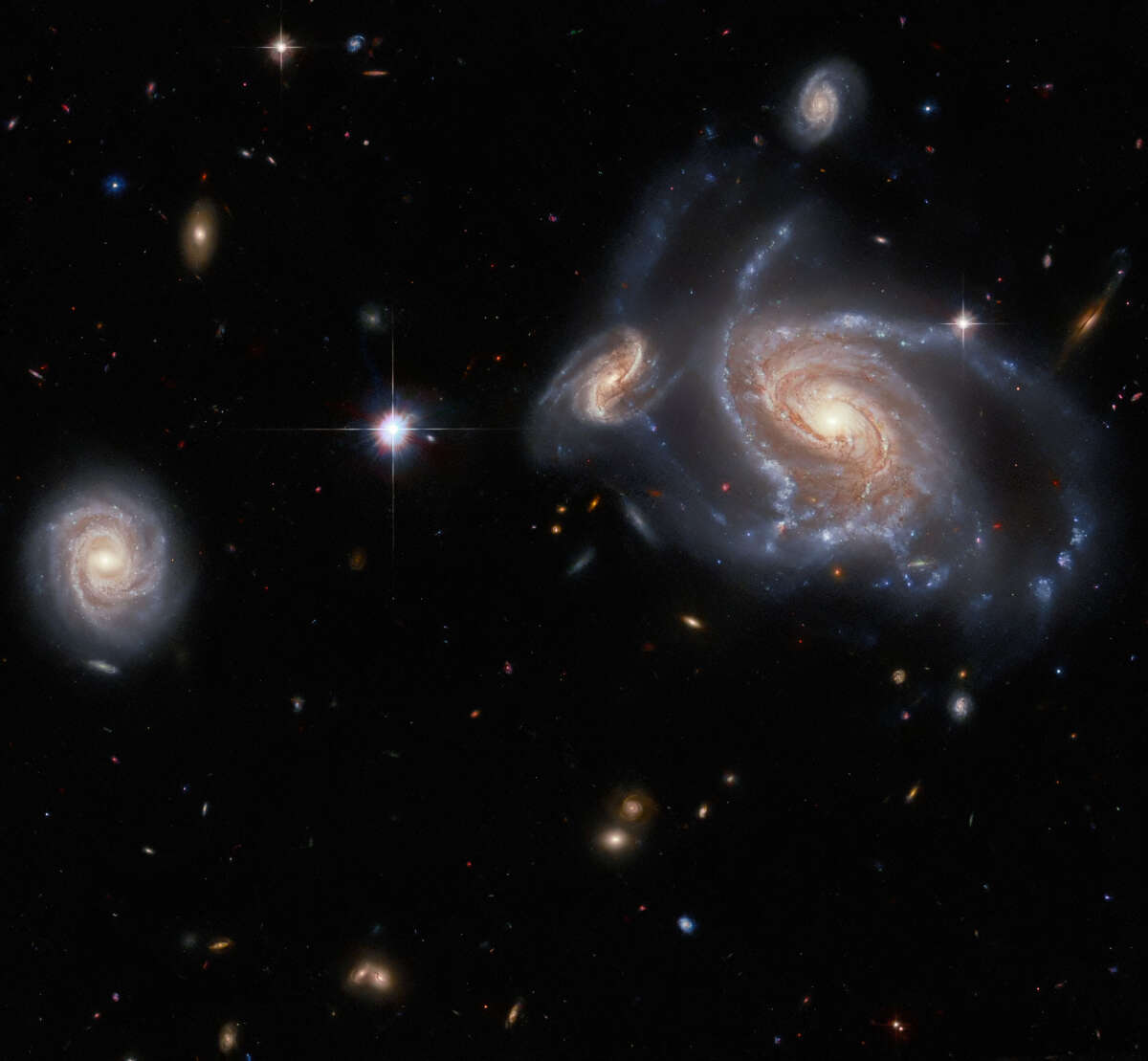"Наблюдения "Хаббла" раскрывают богатство спиральных галактик"