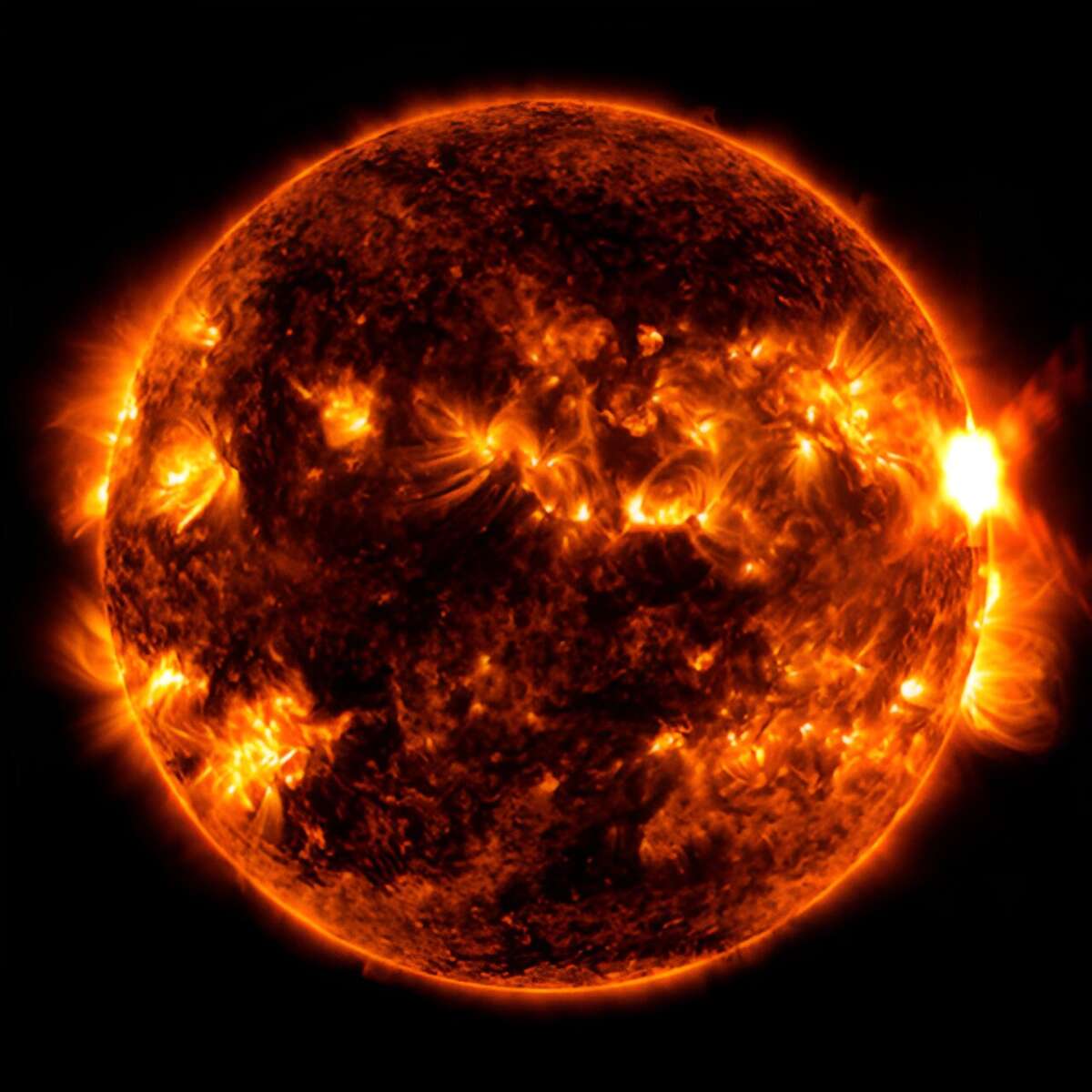 Вспышка на солнце 5 ноября 2023. Солнце. Солнце в космосе. Снимок солнца. Солнце фото.