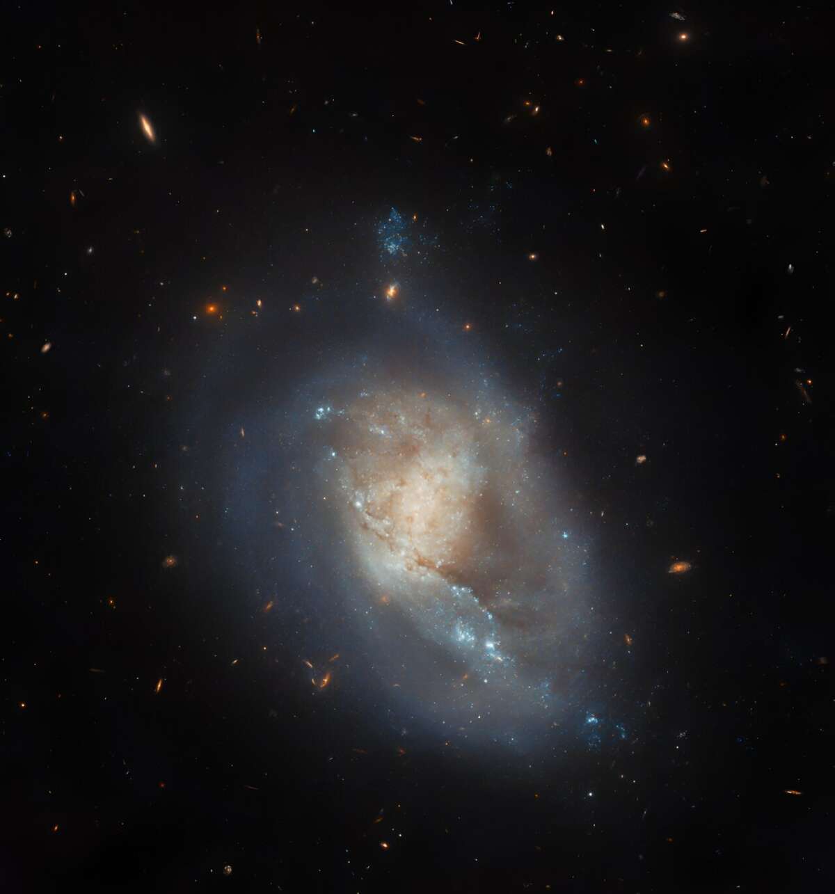 «Хаббл» рассмотрел активную звездообразующую галактику IC 3476